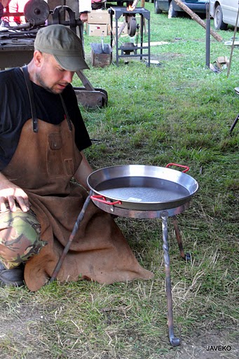 kovaná trojnožka pod pánev